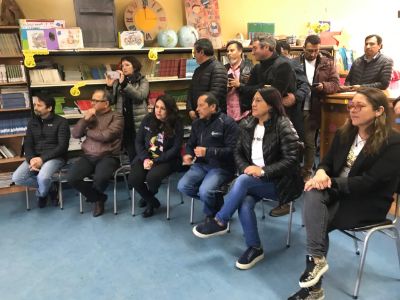 la directora nacional de la Junta Nacional de Auxilio Escolar y Becas (JUNAEB), Camila Rubio, visitó el Liceo Bicentenario Insular, ubicado en Achao.